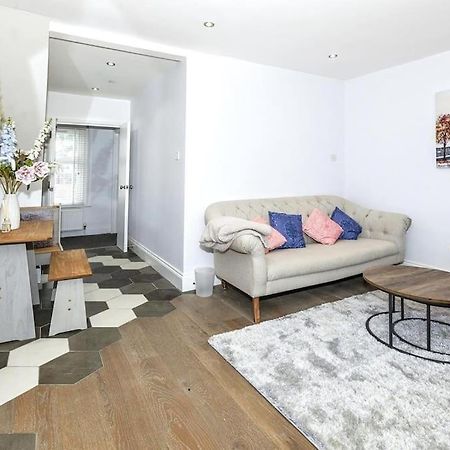 Lovely 2-Bed In Windsor Free Parking, 1 Mile From Legoland Eksteriør billede