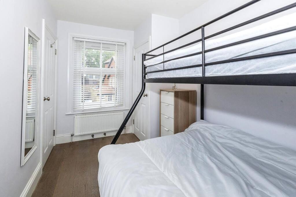 Lovely 2-Bed In Windsor Free Parking, 1 Mile From Legoland Eksteriør billede