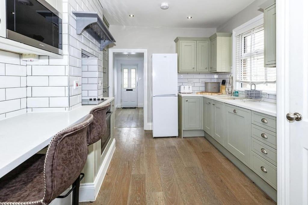 Lovely 2-Bed In Windsor Free Parking, 1 Mile From Legoland Eksteriør billede