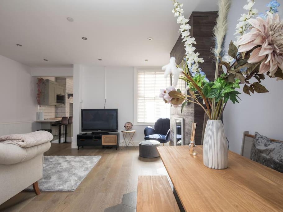Lovely 2-Bed In Windsor Free Parking, 1 Mile From Legoland Eksteriør billede