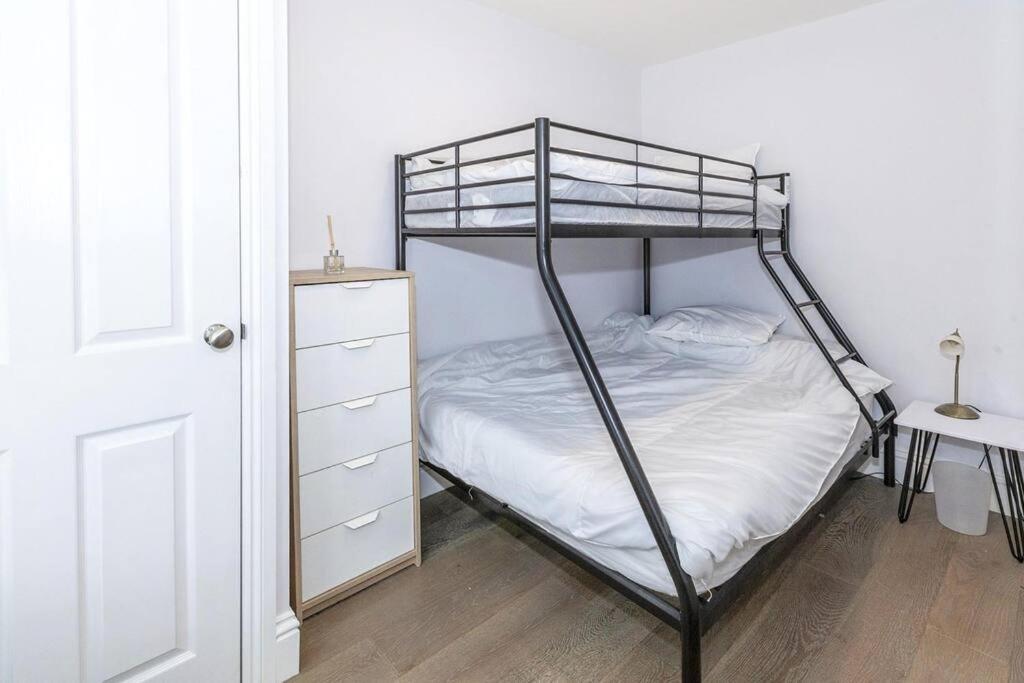 Lovely 2-Bed In Windsor Free Parking, 1 Mile From Legoland Eksteriør billede